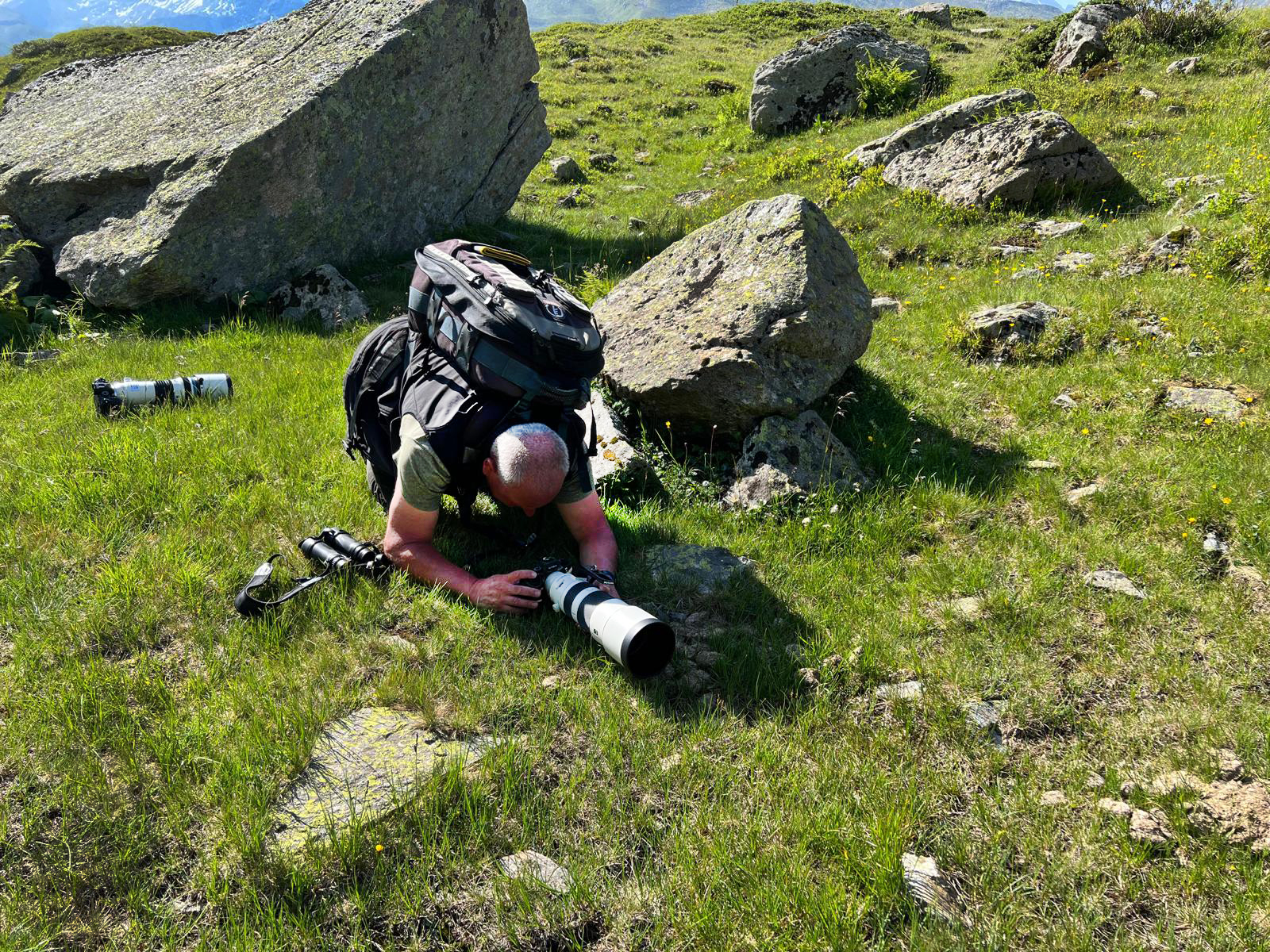 Manfred Kühn bei der Makrofotografie im Gebirge