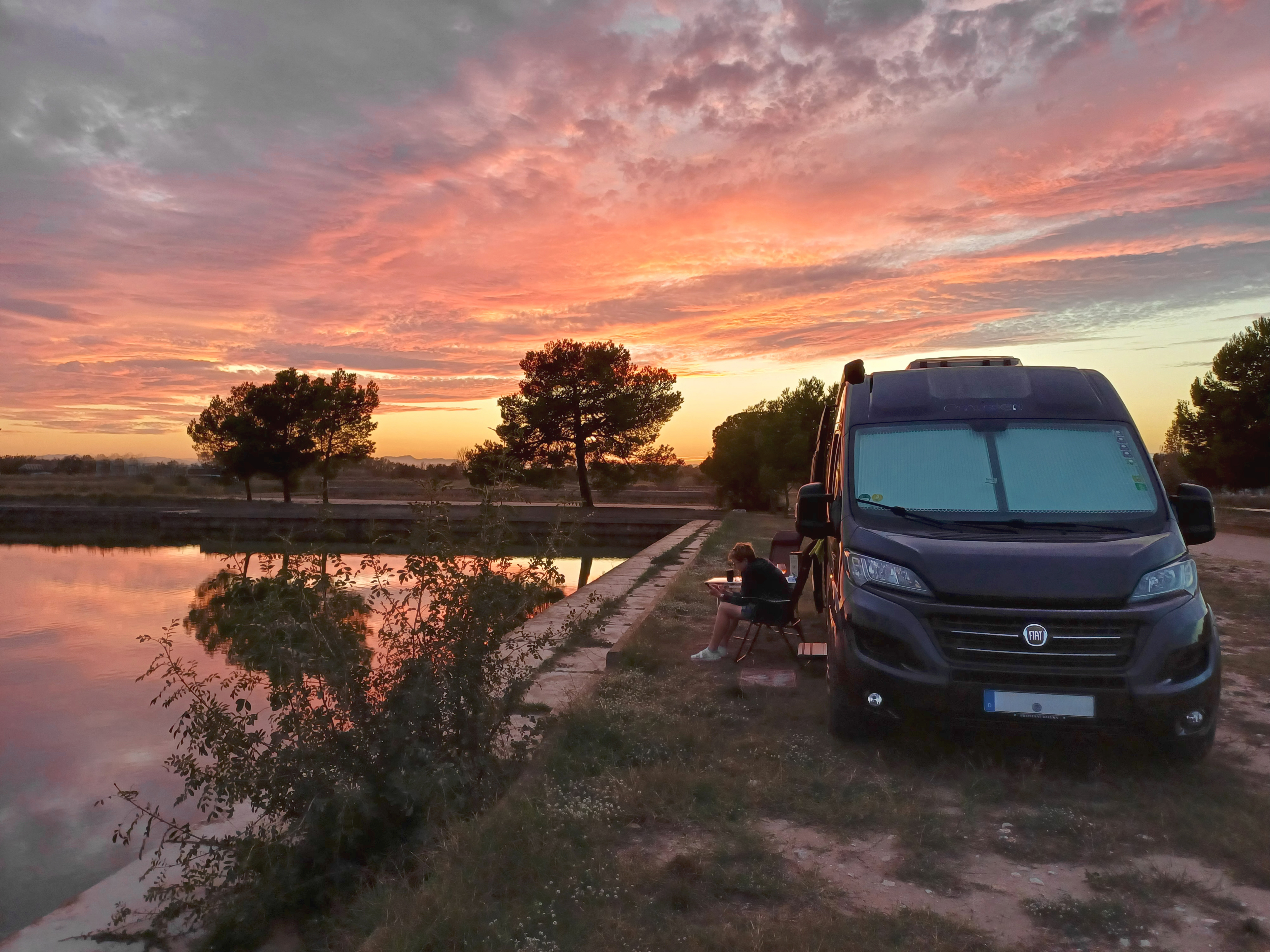 Wohnmobil im Abendrot auf einer Fotoreise durch Spanien